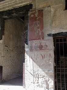 pan de façade décorée de peintures, entre deux entrées