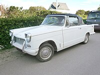 Une Triumph Herald décapotable.