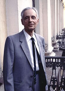 Wladimir Admoni awaiting a festivity for the 100th birthday of Anna Achmatova on the balcony of the building of the Leningrad (now: Saint Petersburg) Philharmonia in June 1989