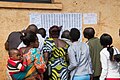 Électeurs cherchant leurs noms sur les listes pour identifier leurs bureaux de vote