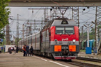 Электровоз 2ЭС4К-140 с пассажирским поездом на станции