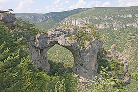 Le Baousso del Biel sur le sentier de la corniche du causse Méjean (arche naturelle haute de 40 m).