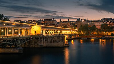 Le pont vu de nuit.