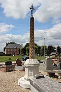 le calvaire du XVIe siècle dans l'enceinte du cimetière.