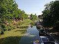 Le Canal du Midi classé au Patrimoine mondial de l'humanité par l'UNESCO vu depuis la passerelle du village