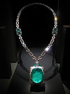 Colar de Esmeralda Mackay, Cartier (1930). Esmeralda, diamante e platina. Museu Nacional Smithsoniano de História Natural, EUA