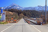 左岸側橋詰より望む。奥の山は武甲山。