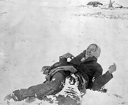 Sitȟáŋka (Big Foot) ligger död i snön vid Wounded Knee.