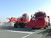 横浜市消防局の耐熱救助車（右）