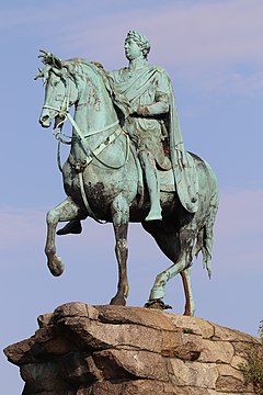 Equestrian statue of a man