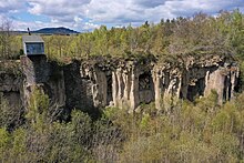 Die verschiedenen Epochen des Mühlsteinbergbaus liegen im Mayener Grubenfeld ganz nah beieinander.