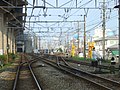 新幹線高架下へ入る北方貨物線（右奥は網干総合車両所宮原支所）