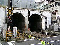 神泉 - 渋谷間の渋谷トンネル入口（2004年11月14日）