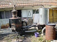 スリヴォヴィッツの単純な製造設備。セルビア・ジティシュテ（英語版）のスルプスキ・イテベイ（英語版）にて（2009年9月26日）