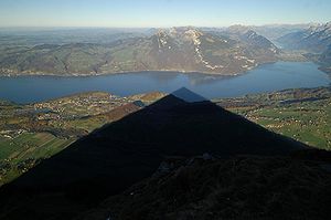 L'ombre parfaitement pyramidale du Niesen dans les enrirons du lac de Thoune