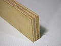 Il legno compensato è un comune materiale composito.