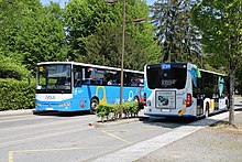 Photographie en couleurs d’un autocar du réseau de Rumilly et d’un autobus du réseau d’Annecy.