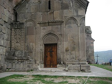 Façade occidentale de Sourp Grigor Lousavorich et son khatchkar.