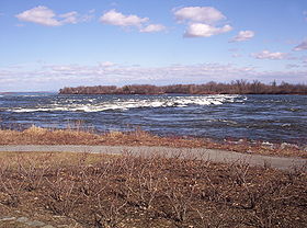 Les rapides de Lachine avec l'île aux Chèvres (sur la gauche) et île aux Hérons (sur la droite).