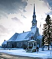 L'église Saint-Jean-Baptiste avec son kisoque de la criée en avant-plan.