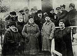 Gouvernement et commandement de l'armée de la RPU Yaltushkov, le 7 novembre 1920. De gauche à droite, 1er rang : Ivan Omelianovytch-Pavlenko, Symon Petlioura, Mikhaïlo Omelianovitch-Pavlenko, Gavrilo Bazilskyi, 2e : Andry Livytsky et Oleksandr Salikovskyi ; 3e : Yevhen Arkhipenko, ?, Oleksandr Oudovitchenko, Oleksii Galkin, Oleksandr Zagrodskyi, Pinkhas Krasnyi, Marko Bezroutchko, Andrii Doloud, Petro Lipko, Andriï Houly-Houlenko, Serhiï Timochenko.