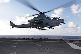 AH-1Z蝰蛇直升機準備降落於馬金島號兩棲突擊艦