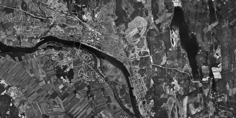 Flygfoto över Umeå från cirka 1960. På bilden syns bland annat tecken på flottningsverksamhet vid Ön. Dessutom kan man se att varken universitetet eller bostadsområdena öster om detta, såsom Mariehem och Ålidhem hade börjat byggas.