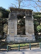 Vestiges dans les jardins du Trocadéro.