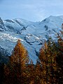 Le glacier des Bossons surplombé des Rochers Rouges, du mont Blanc et du dôme du Goûter