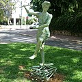 "אישה עם שלבי סולם", יצירתה של עפרה צימבליסטה, גן הפסלים ברמת השרון