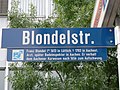 Zusatzschilder für Straßennamen.