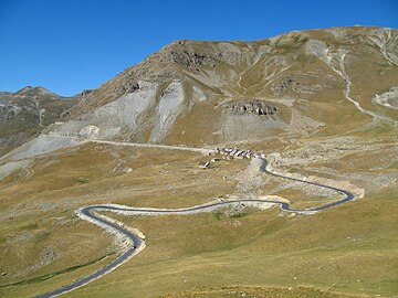 Vue générale du camp sur la route de la Bonette.