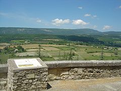 Le mont Ventoux au fond et les champs de lavande en-dessous de Sault, en dehors de la période de floraison.