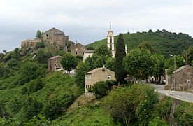 Chiatra vu de l'ouest ; à gauche le haut village, à droite le monte Oppido.