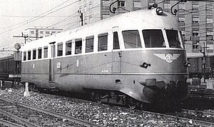 Prima e dopo le trasformazioni: Foto superiore: l'automotrice FS Aln 56.4001 nell’estate 1939 durante una corsa di prova in sosta nella stazione di Sestri Levante Foto centrale: l'automotrice FMP ALn 72.403 a Brescia nel 1961. Foto inferiore: Rimorchiata CD 351 della Società Veneta a Piove di Sacco nel 1975