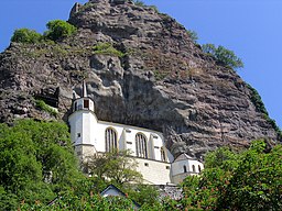 Kyrka från 1400-talet inbyggd i en klippa.