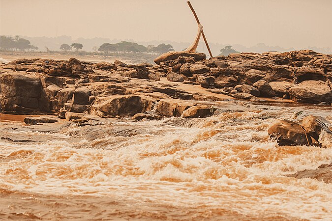 L’image gagnante du concours Wiki Love Hearth 2024, qui démontre le courant d'eau sur le fleuve Congo tout près des blocs de rocher au carrière Mbudi Nature, à Kinshasa.