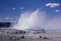 Geyser একটি পুল থেকে বিচূর্ণ আপ এবং বিস্ফোরণ।