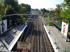 Vue en direction de Saint-Rémy-lès-Chevreuse depuis le pont de la rue des Garennes au sud-ouest du bâtiment de la gare.