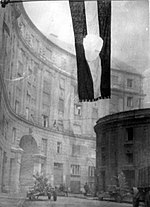 דגל הונגריה שגזרו ממנו את הסמל הקומוניסטי, במהלך המרד ההונגרי
