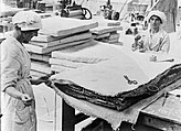 British workers making asbestos mattresses in 1914