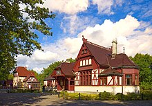 Vorderansicht von Bahnhof (links) und Pavillon