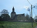 Kirche mit Parkplatz