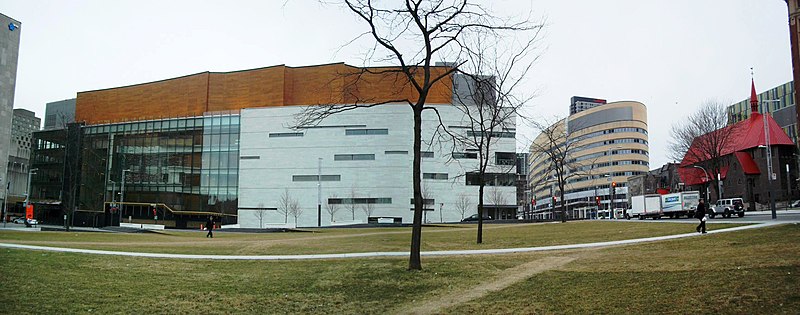 De gauche à droite, vus de l'est, la Maison symphonique, le pavillon Président-Kennedy de l'UQAM et l'église Saint John the Evangelist