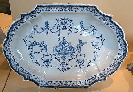 Faïence de Moustiers. Maiolica decorata in stile «à la Bérain».