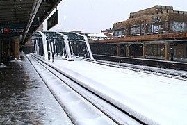 The platforms during snowfall in 2006