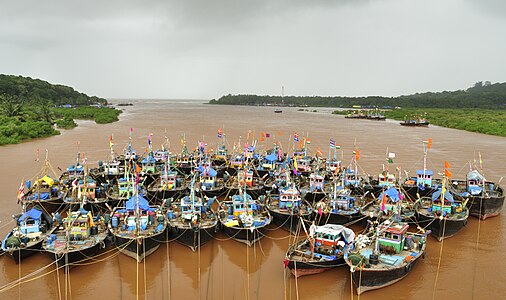 Fishing boats moored in Anjarle, by Dey.sandip