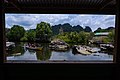 Sebuah Perahu Jolloro' melintasi Sungai Pute di Rammang-Rammang