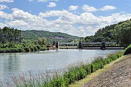 Barrage Schengen-Apach. La frontière entre la France et le Luxembourg est au milieu de la Moselle.