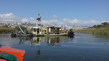 דוברת מחפר של חברה קנדית שהעמיקה והרחיבה את נחל הקישון עבור 'רשות ניקוז ונחלים קישון' 2015.